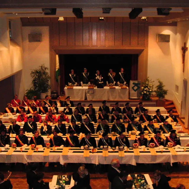 Festkommers in einem voll besetzten Saal